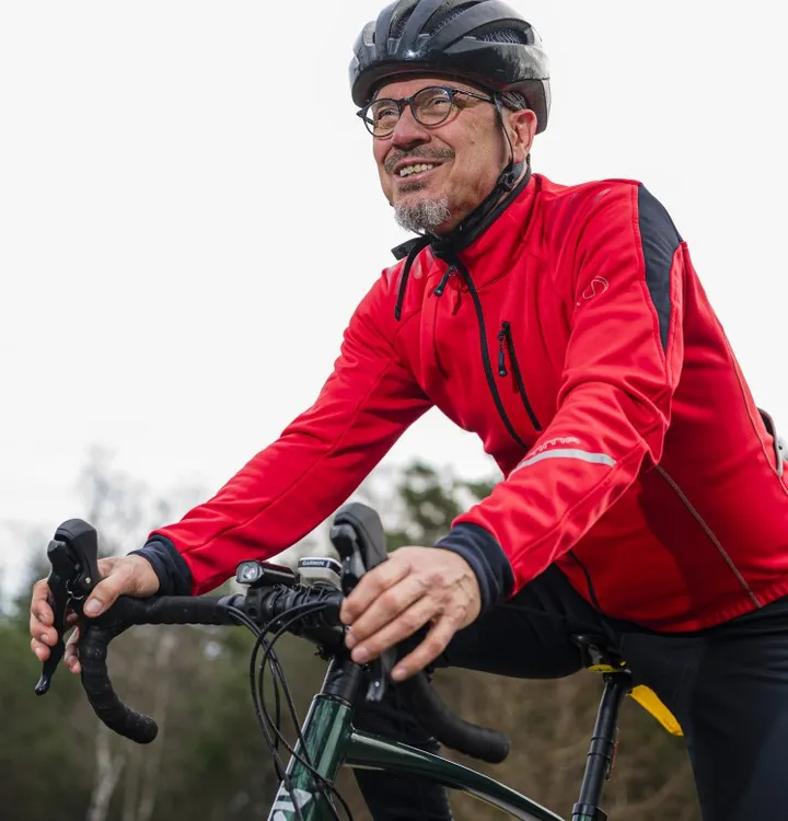 Fietser lachend staand